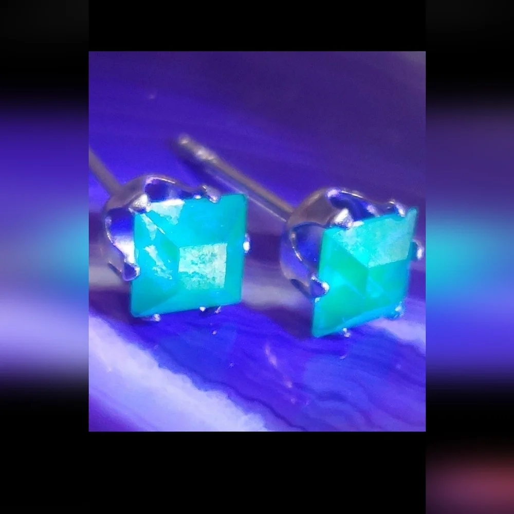 Blue Square uranium glass 6mm stainless steel studs - Picture 2 of 7
